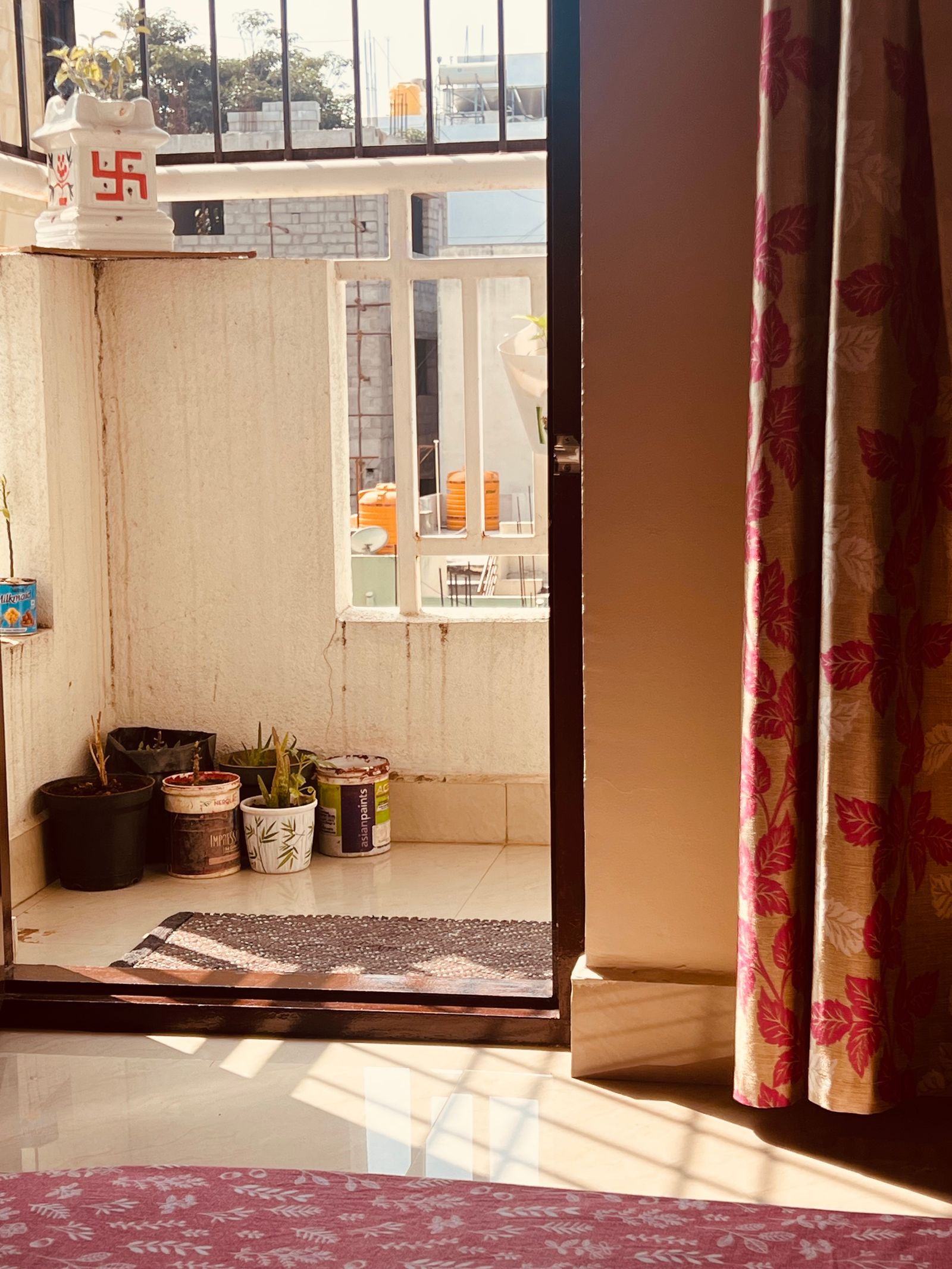 Nắng sáng ở ban công hướng Đông