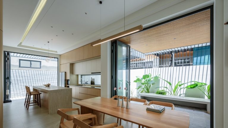 Biệt thự hướng tây ở Rạch Giá được cải tạo bằng lớp đóng – mở và mái hiên rộng