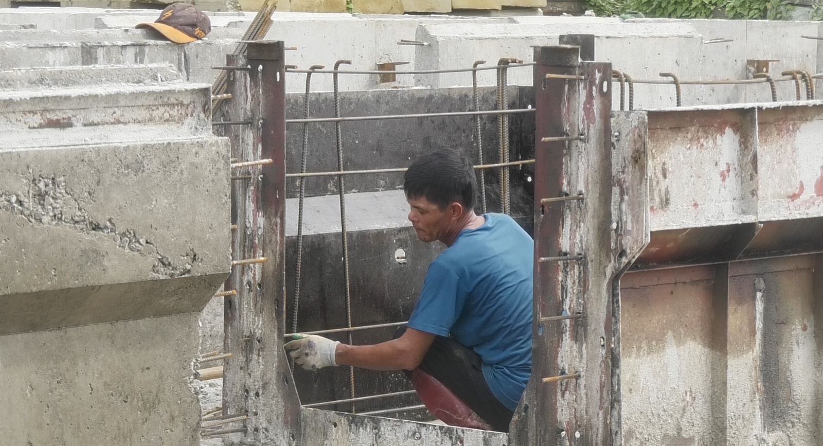 Công nhân thi công hạng mục nền đường Đại lộ Nam sông Mã giai đoạn 2