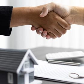 Doanh số bán nhà tại Mỹ lùi về đáy hơn một năm