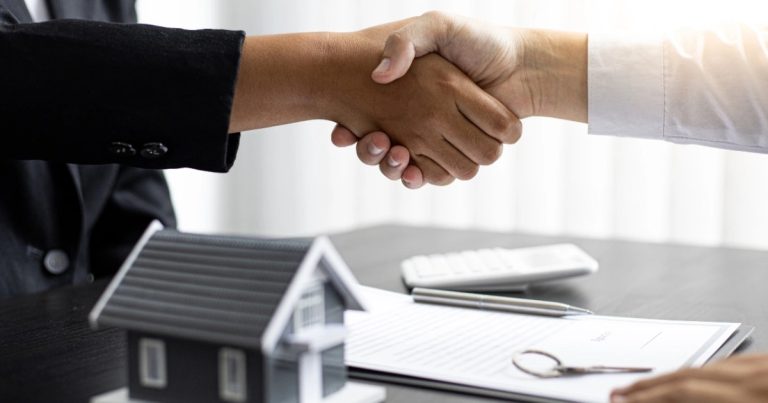 Doanh số bán nhà tại Mỹ lùi về đáy hơn một năm