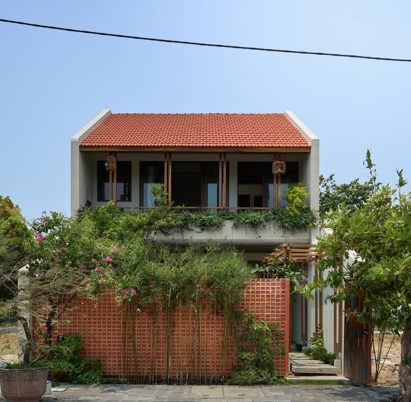 Ngôi nhà mở chạm với thiên nhiên nhìn từ mặt tiền