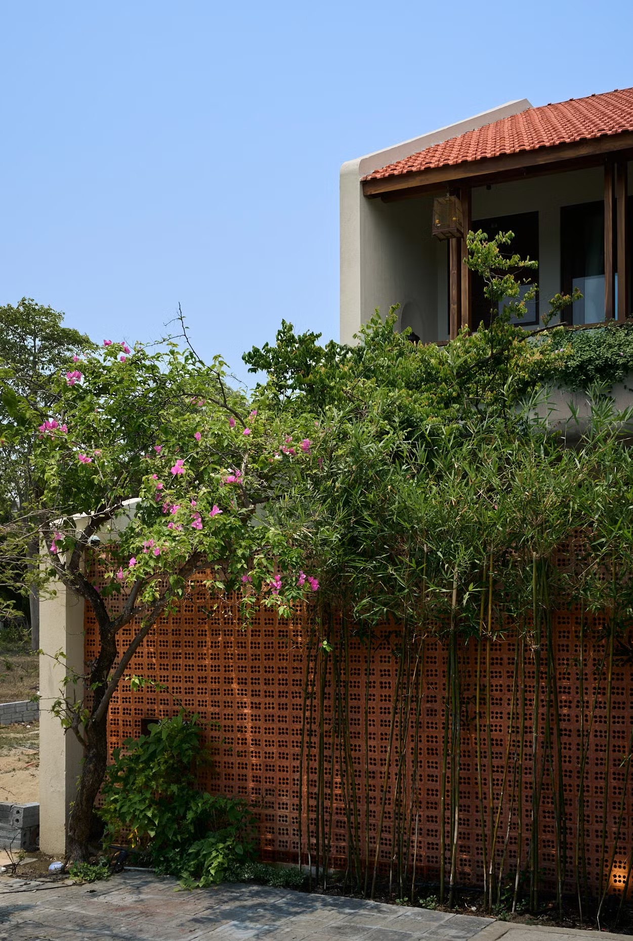 Khoảng thông tầng và hệ vỏ gạch rỗng bên trong ngôi nhà