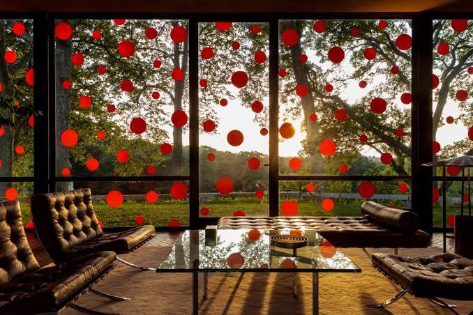 Bí ngô chấm tròn của Yayoi Kusama trong không gian chung cư cao tầng