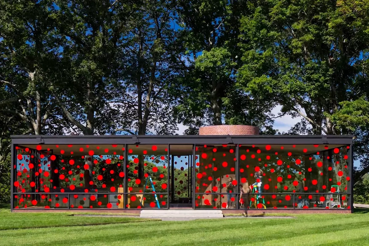 The Obliteration Room dùng nền trắng và chấm màu do khách tham quan dán